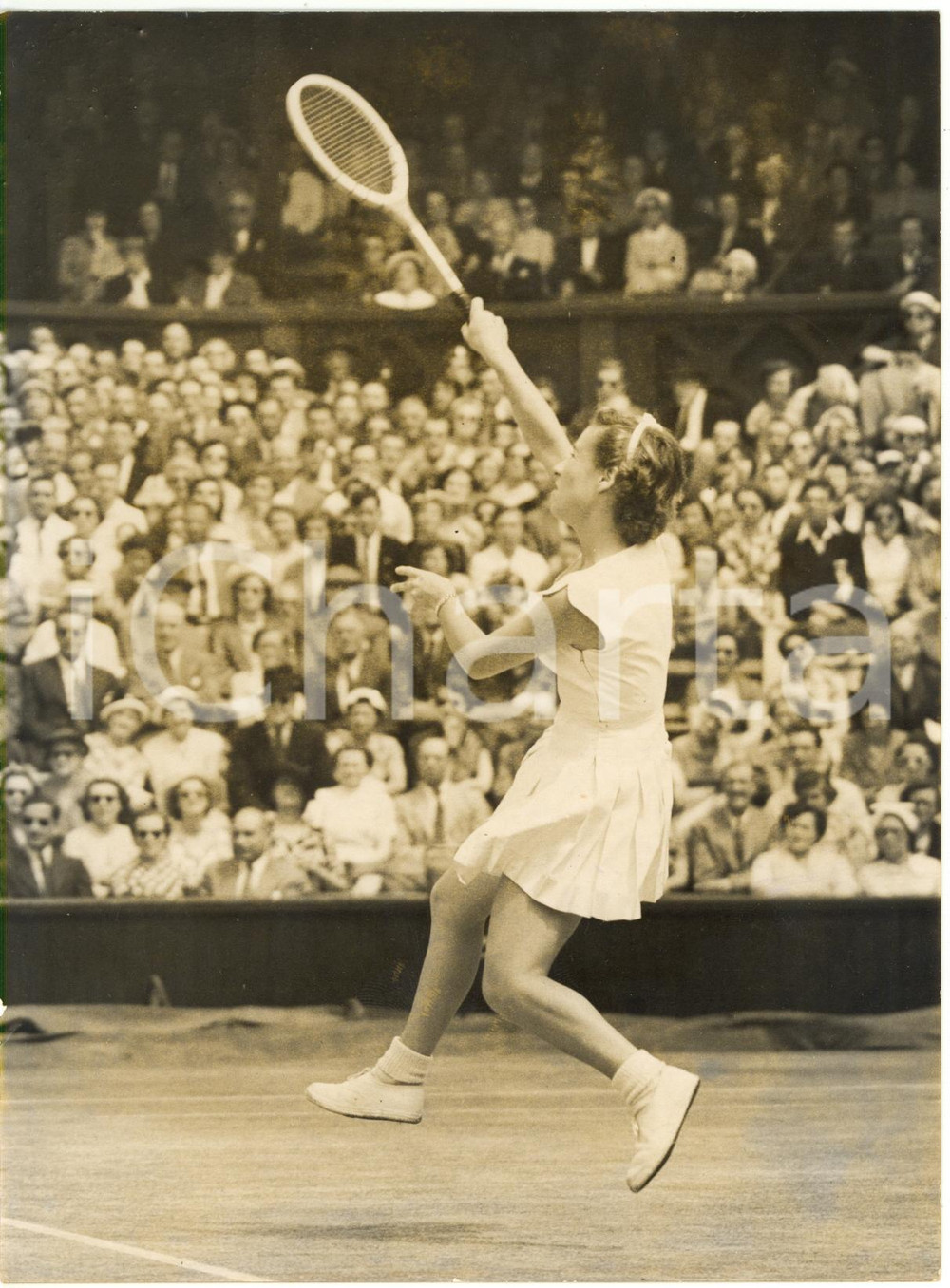 1953 LONDON WIMBLEDON Centre Court - Maureen CONNOLLY wins against Shirley FRY