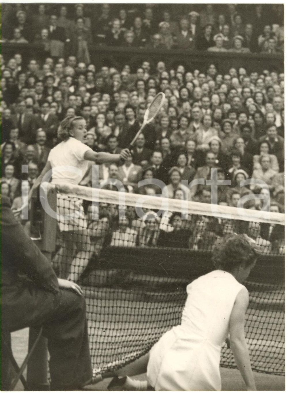 1954 WIMBLEDON TENNIS - Maureen CONNOLLY slips at the net against Betty PRATT