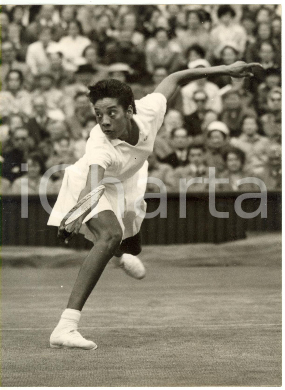 1956 LONDON WIMBLEDON Centre Court - Althea GIBSON vs Shirley FRY *Photo 15x20