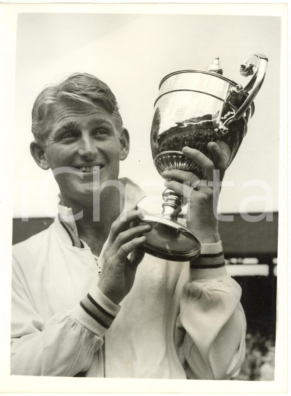 1956 LONDON WIMBLEDON Tennis - Winner Lew HOAD holding the trophy *Photo 15x20