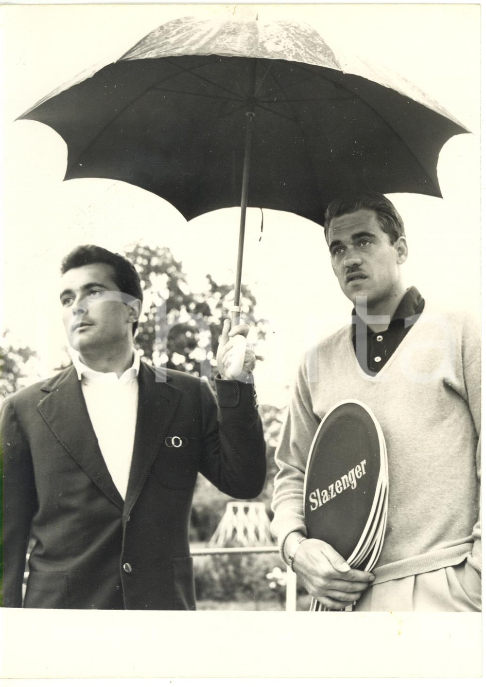 1956 BOLOGNA Coppa Davis - Giuseppe MERLO regge l'ombrello a Kurt NIELSEN *Foto