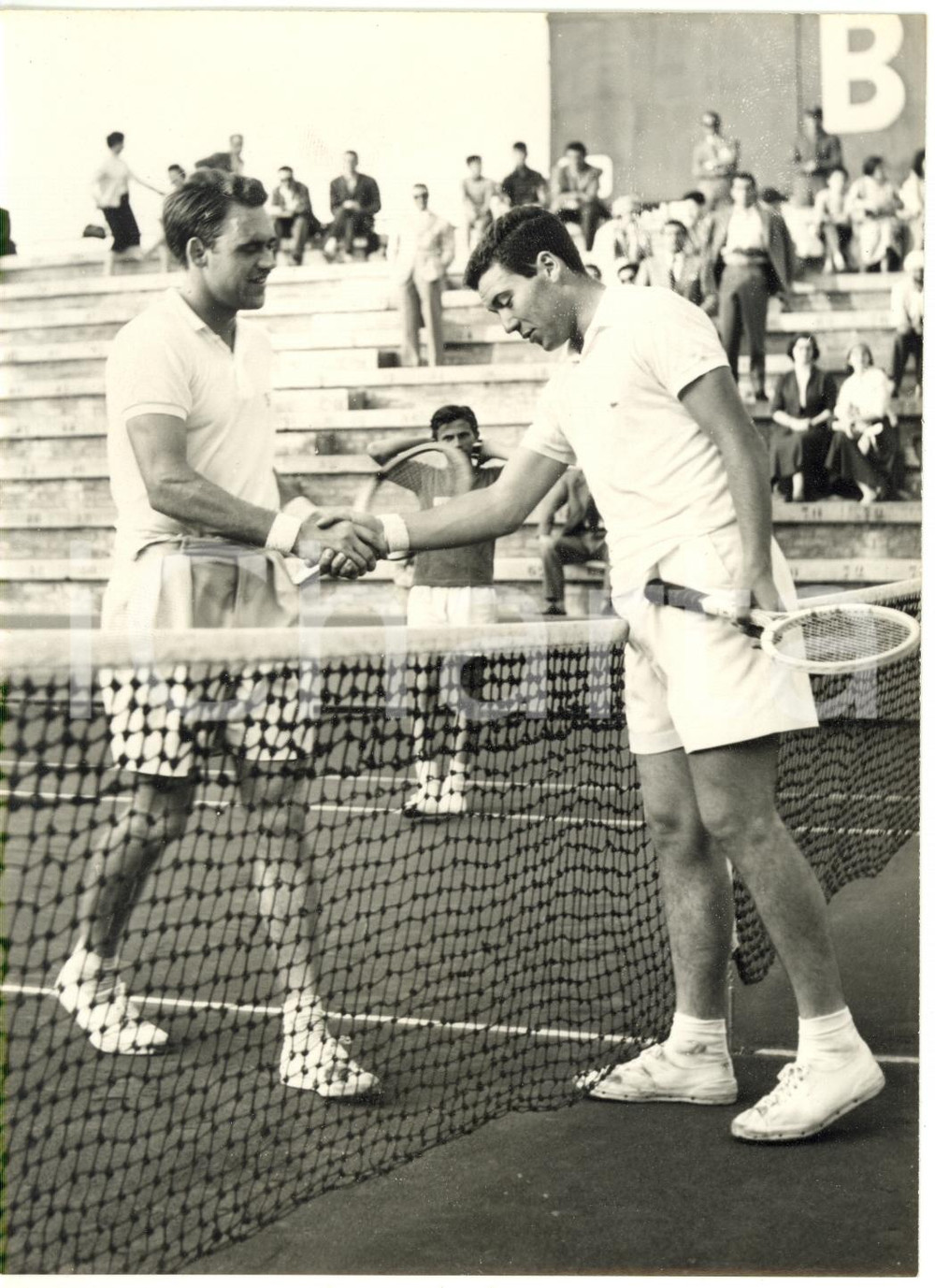 1956 BOLOGNA Coppa Davis - Nicola PIETRANGELI stringe la mano a Kurt NIELSEN