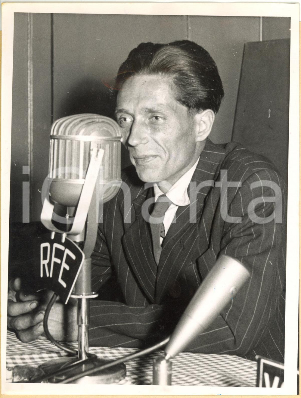 1953 REGENSBURG (GERMANY) - Czech refugee Waclaw OHLIK during a press conference