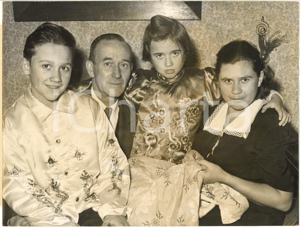 1953 GERMANY - Prisoner of WWI Franz SCHRÖDER comes back home with his family
