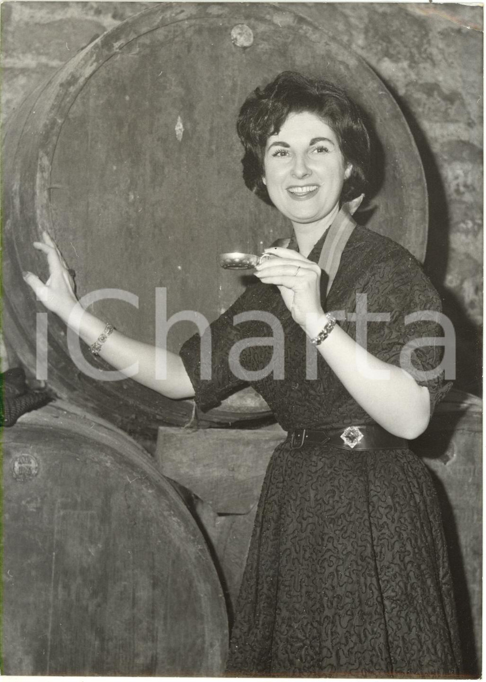1962 FRANCE Christine MONTEZ déguste un vin à la présentation du livre "Le Vin"