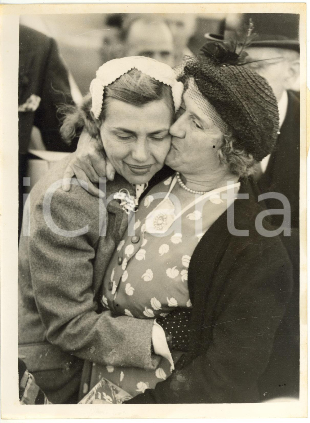 1953 LONDON Northolt Airport - Russian refugee Clara HALL arrives in England