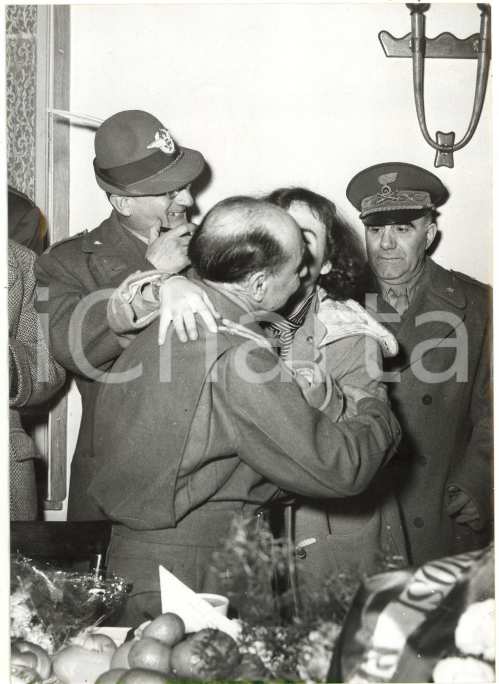 1954 TARVISIO (UD) Giuseppe ZIGIOTTI ex-prigioniero in URSS abbraccia la figlia
