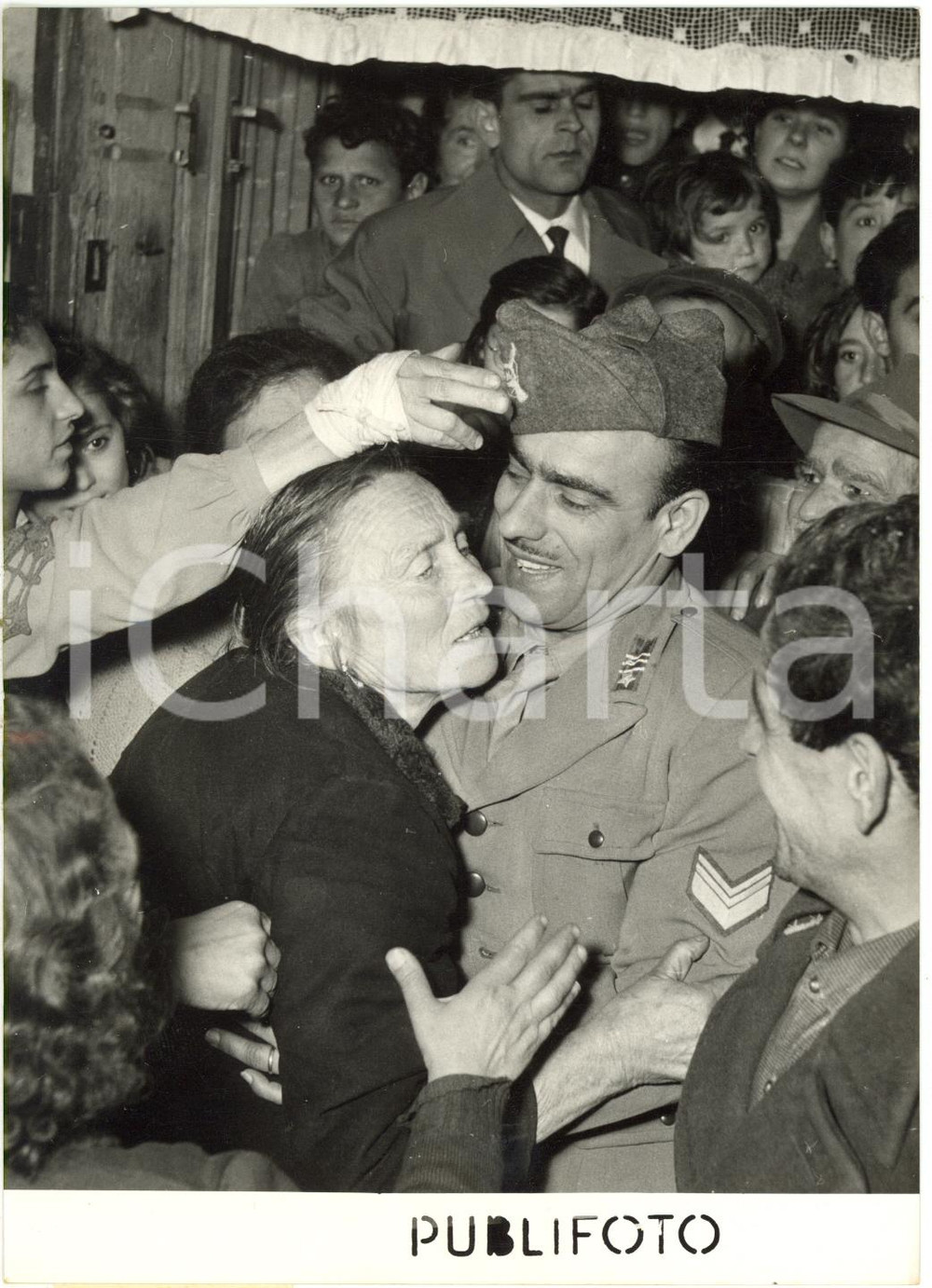 1954 MADDALONI (CE) Pasquale DI NUZZO reduce dall'URSS abbraccia la madre *Foto