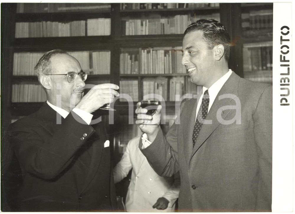 1954 ROMA - Francesco Maria DOMINEDÒ brinda con Fortunato POPE *Foto 18x13