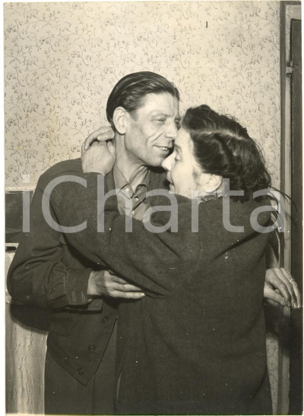 1954 CASALE MONFERRATO - Ludovico SCAGLIOTTI reduce dall'URSS abbraccia la zia