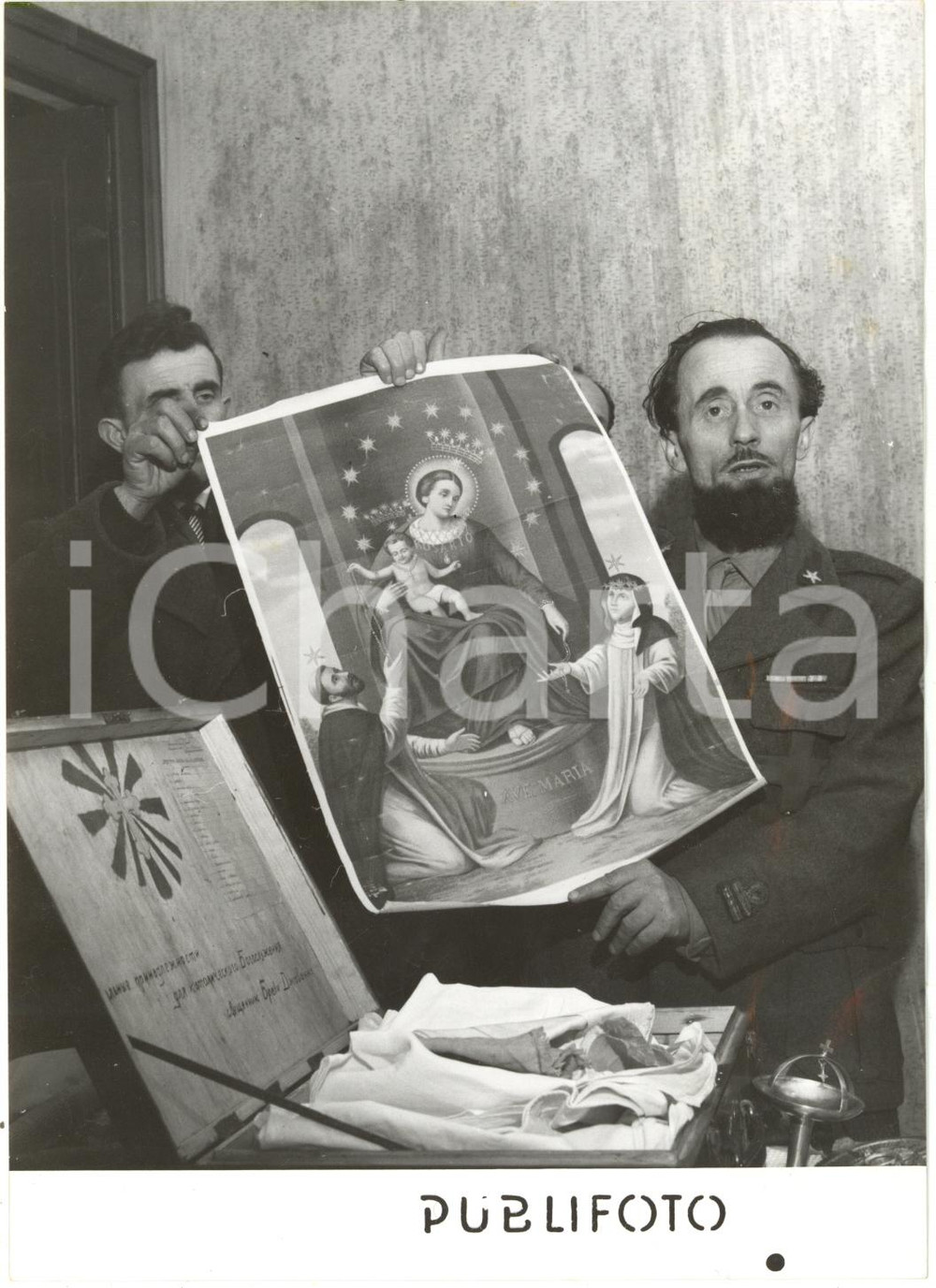 1954 RONCO BIELLESE - Padre Davide BREVI mostra i cimeli dalla prigionia in URSS
