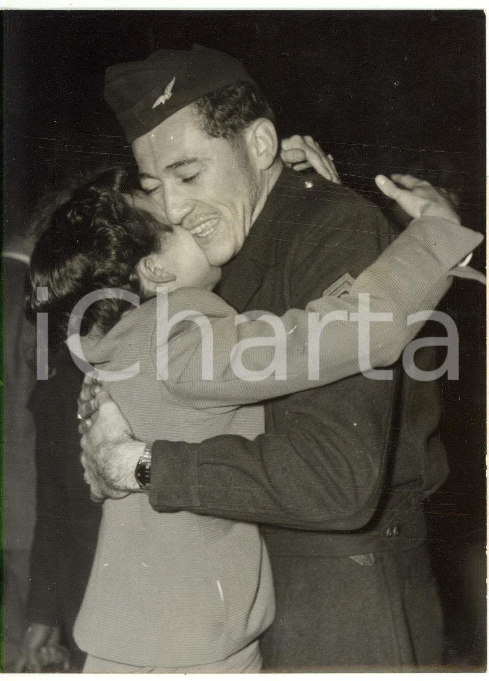 1956 GARE DE LYON - Un jeune aviateur embrasse sa fiancée à son retour *Photo