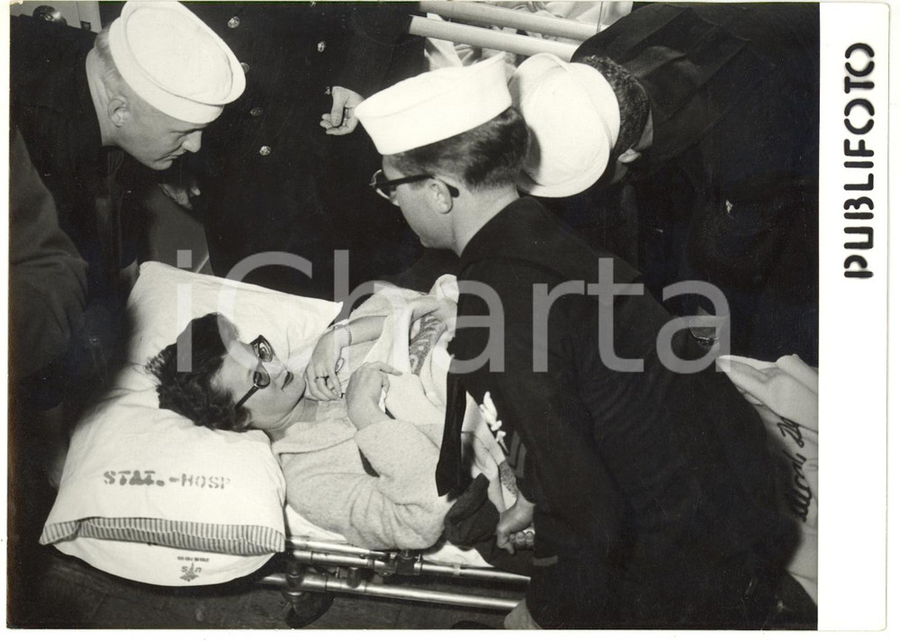 1956 NAPOLI Crisi di Suez - Arrivo di profughi americani dall'Egitto *Foto 18x13