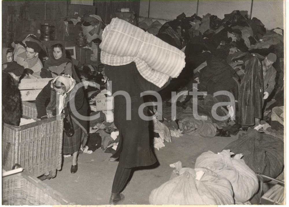 1955 ca PARIS Gare d'Orsay - Dépôt de vêtements pour les pauvres *Photo 18x13 cm