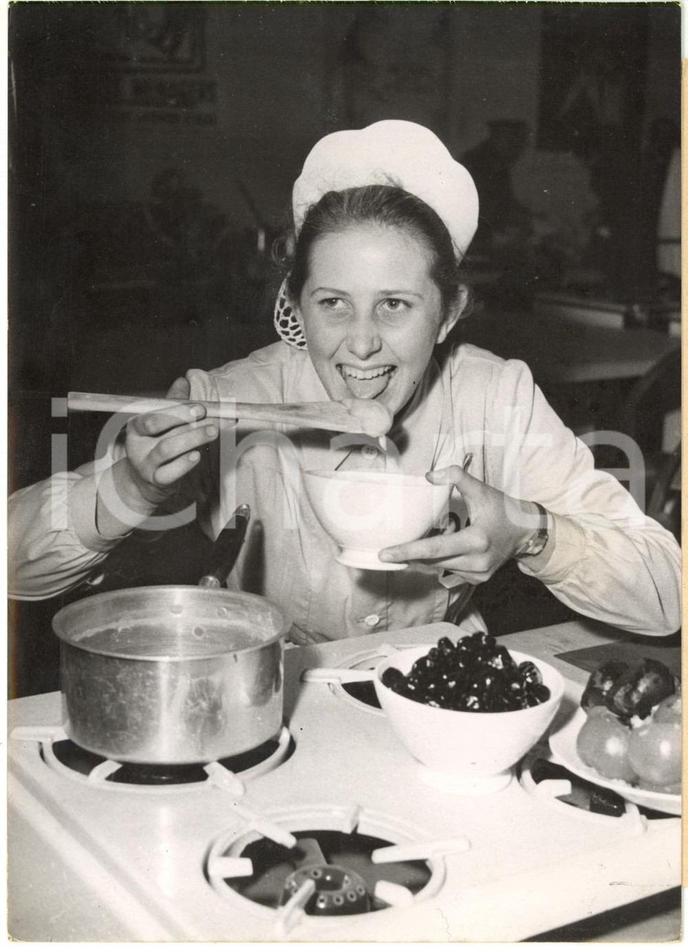 1953 PARIS Salon arts ménagers - Michéle HARTMANN gagne concours fée du logis