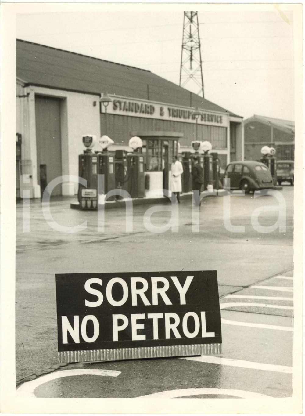 1953 LONDON - PETROL STRIKE - "No petrol" sign board at Woodford garage *Photo