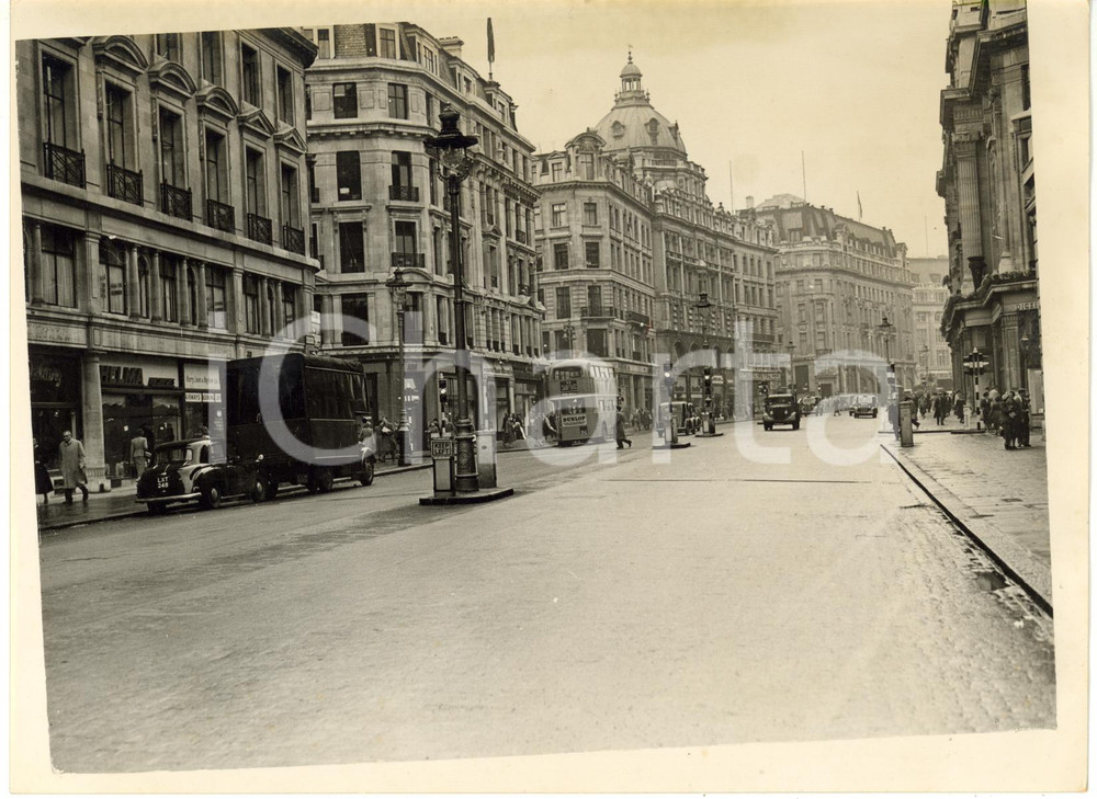 1953 LONDON - PETROL STRIKE - Regent Street surprisingly empty during rush hour
