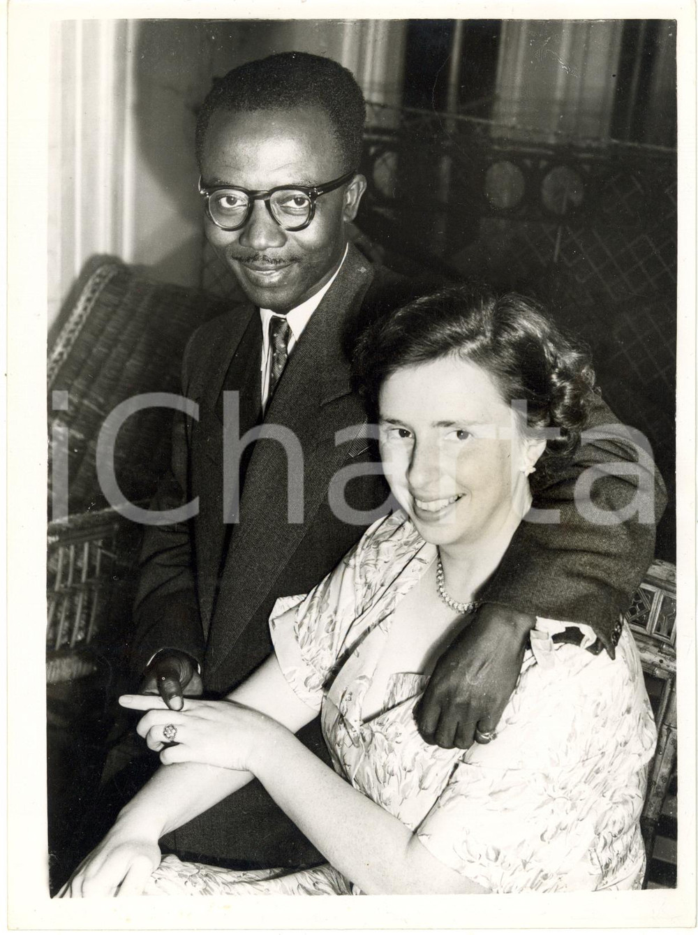 1953 LONDON - Joe APPIAH and Peggy CRIPPS showing her engagement ring *Photo