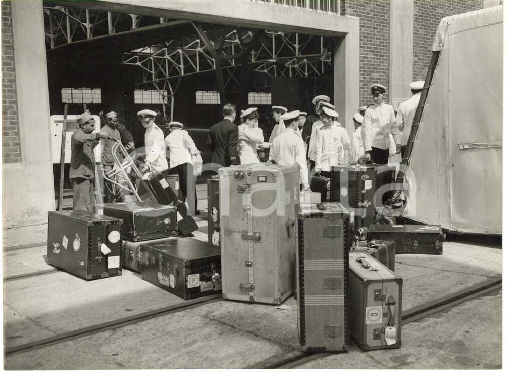 1954 SOUTHAMPTON Dockers' strike - Men of the crew of SS CHUSAN handling baggage