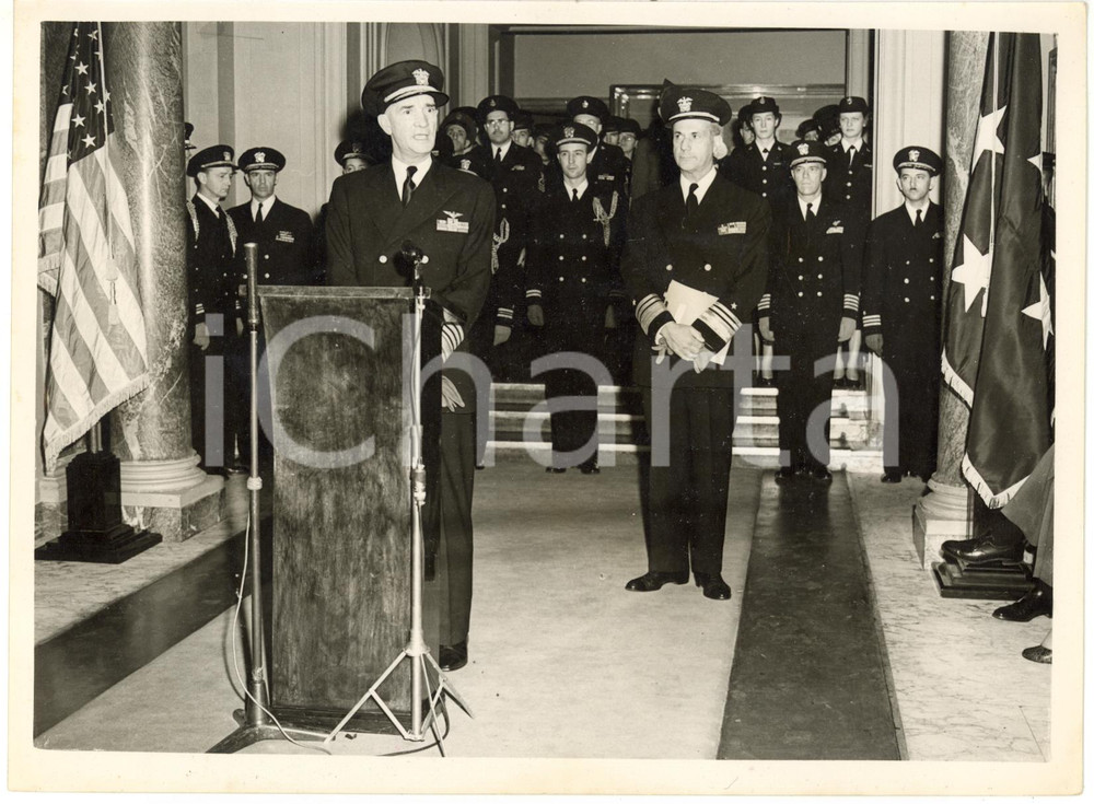 1954 LONDON - US NAVY Headquarters - Admiral John CASSIDY during a speech *Photo