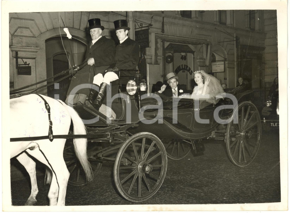 1957 LONDON - Newlyweds Janice PIKE and Frederick TOTTMAN on an open landau