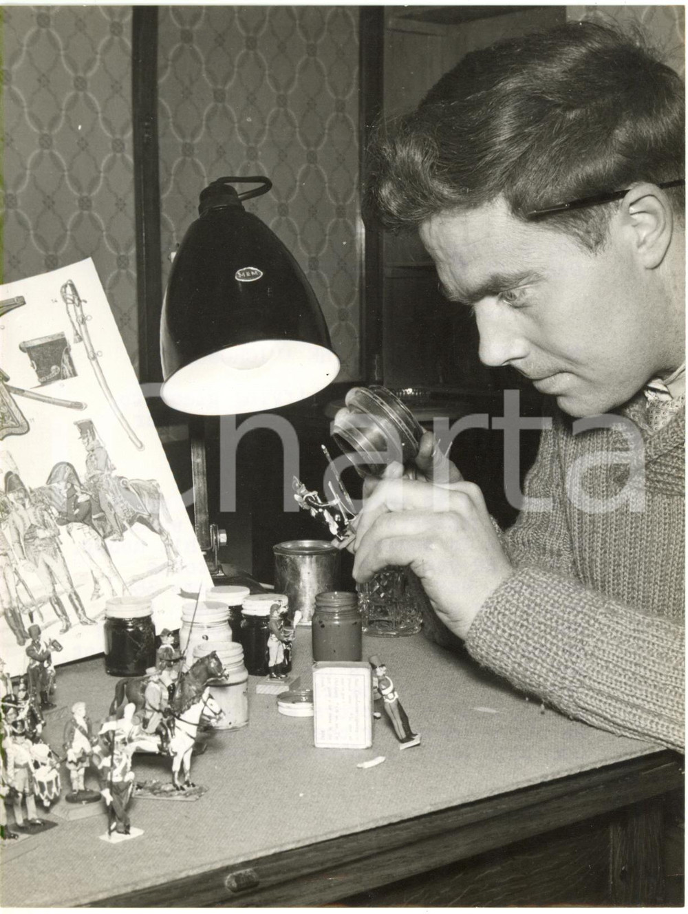 1957 CARDIFF - Len TAYLOR making collectible toy soldiers *Photo VINTAGE 15x20