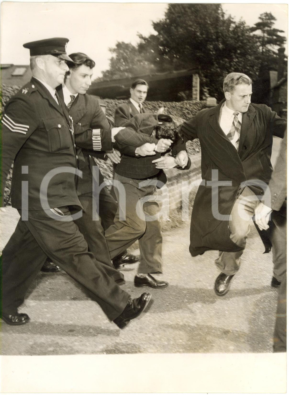 1957 EPPING (UK) - Murderer Horace Henry EDWARDS escorted by the police *Photo