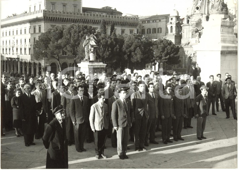 1957 ROMA VITTORIANO - Profughi ungheresi rendono omaggio al MILITE IGNOTO (3)