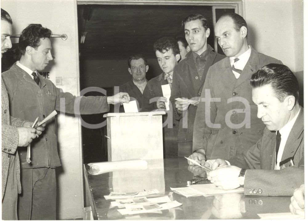 1958 TORINO - Elezioni FIAT - Operai e impiegati al voto *Foto 18x13 cm