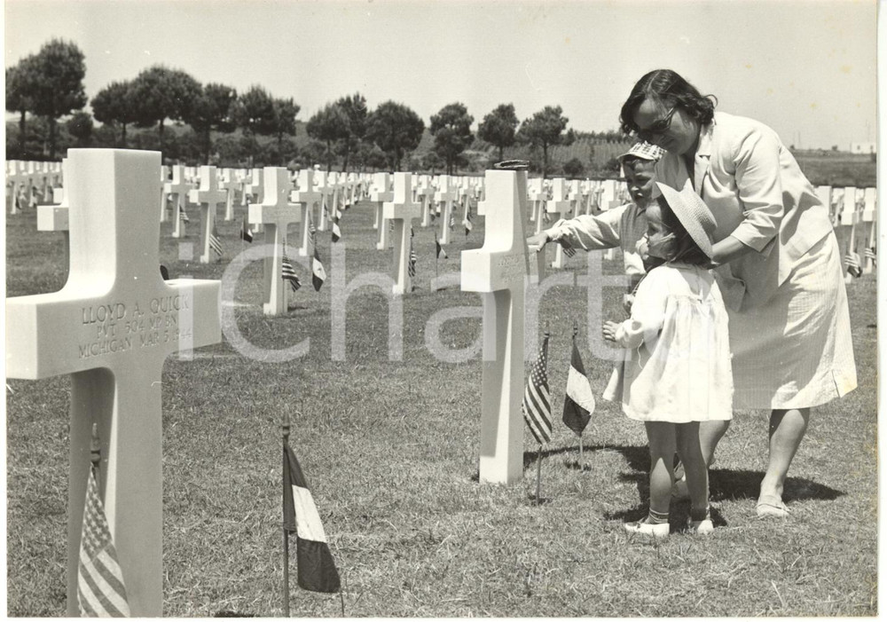 1958 NETTUNO Cimitero Americano - MEMORIAL DAY - Orfani sulla tomba di un caduto