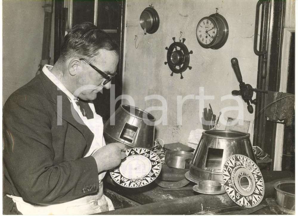 1957 LOWESTOFT (UK) - Craftsman Fred SEARBY making a compass by hand *Photo