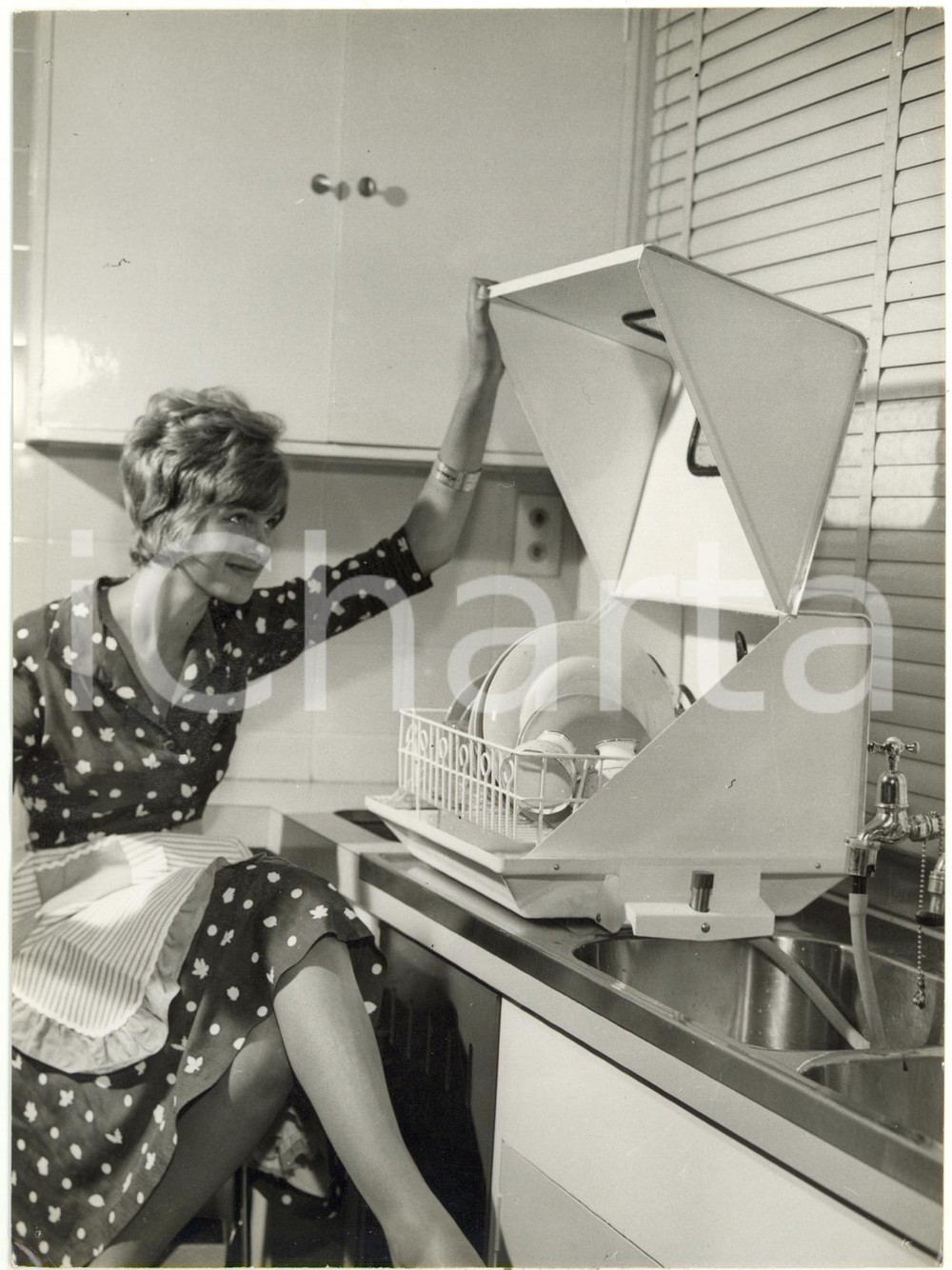 1958 LONDON International Plastics Exhibition - Demonstrarion of new dishwasher 