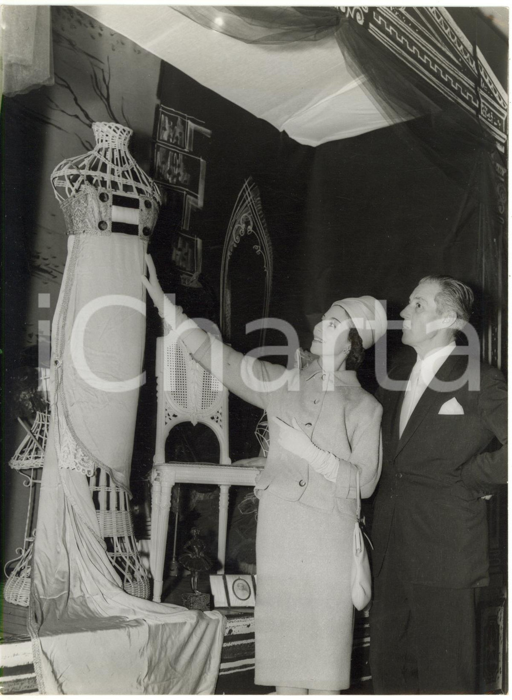 1959 LONDON - Alicia MARKOVA and Anton DOLIN look at an Anna PAVLOVA's dress