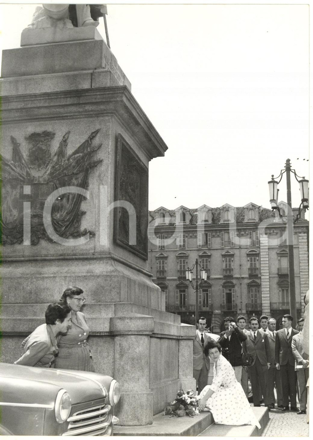 1959 TORINO - Maria Beatrice di Savoia al monumento all'Alfiere Esercito Sardo