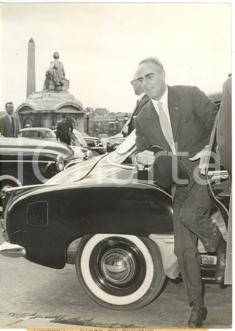 1960 PARIS Président grec Konstantinos KARAMANLIS arrive à Place de la Concorde