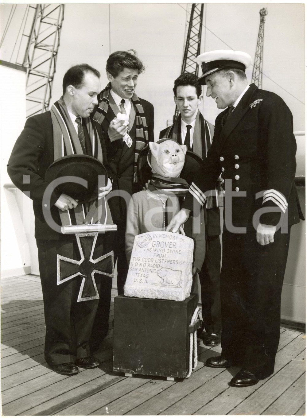 1959 TILBURY - Studenti di BRIGHTON con lapide per la scrofa Sally - GOLIARDIA 