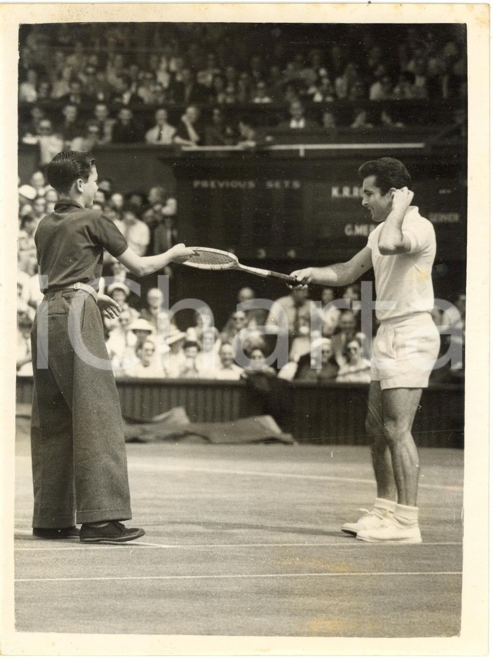 1955 WIMBLEDON TENNIS - Giovane raccattapalle porge racchetta a Giovanni MERLO