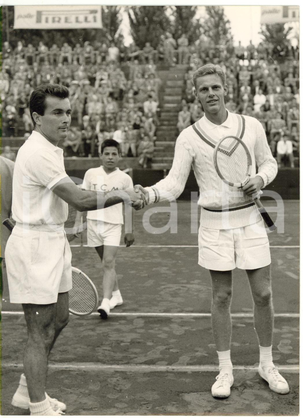 1957 MILANO Coppa Davis TENNIS - Giuseppe MERLO stringe la mano a Ulf SCHMIDT