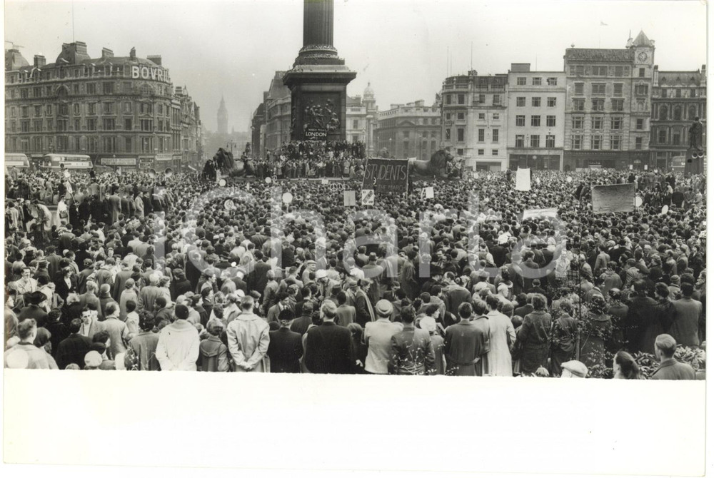 1959 LONDON Trafalgar Square - ALDERMASTON MARCHE against nuclear weapons *Photo
