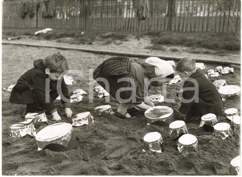 1960 LONDON Saint James's Park - Children plays among miniature mortars *Photo