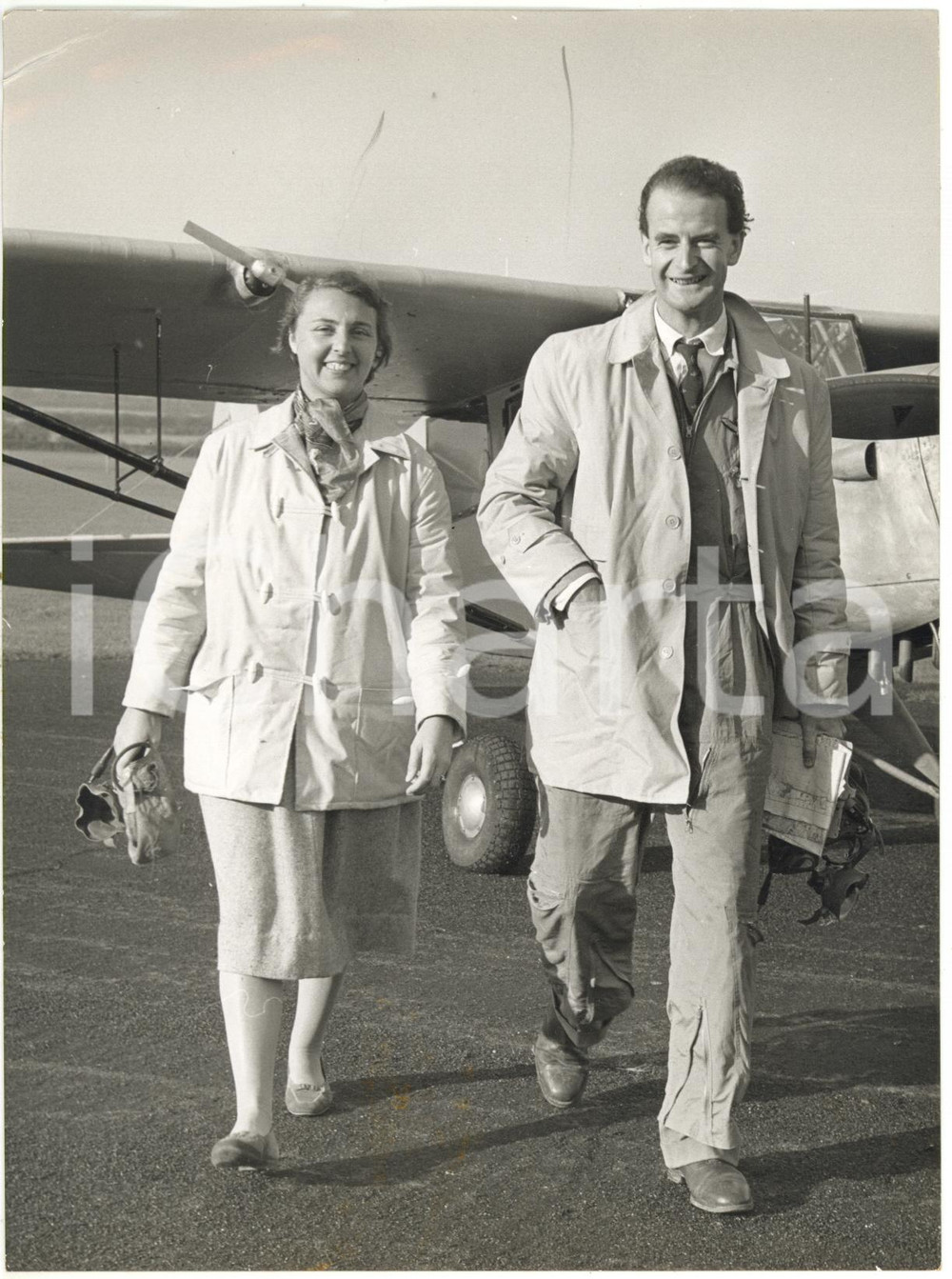 Fotografia d epoca originale 1960 MIDDLE WALLOP Airfield  Captain Michael SOMERTONRAYNER with his wife Ina 1