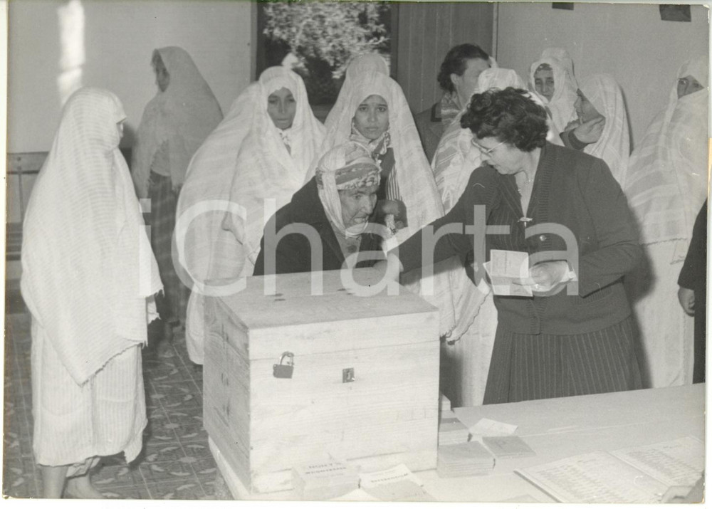 1961 MERAD (ALGERIE) Femmes votent au référendum sur l'autodétermination *Photo