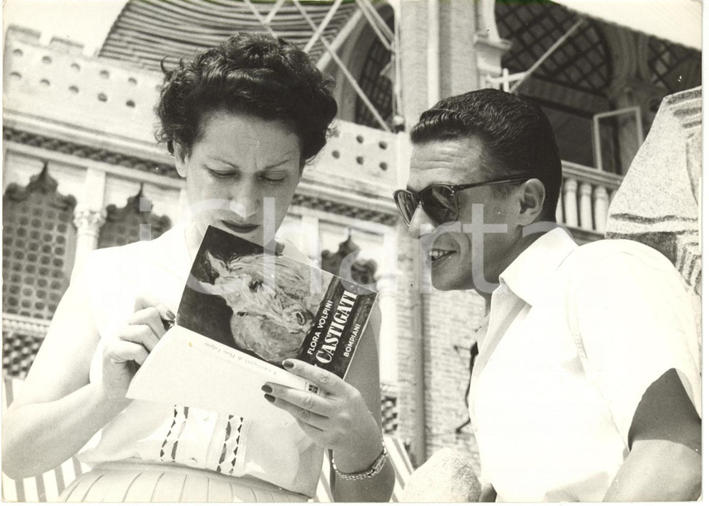 Fotografia d epoca originale 1954 VENEZIA  Flora VOLPINI firma un copia del suo romanzo I castigati Foto 1