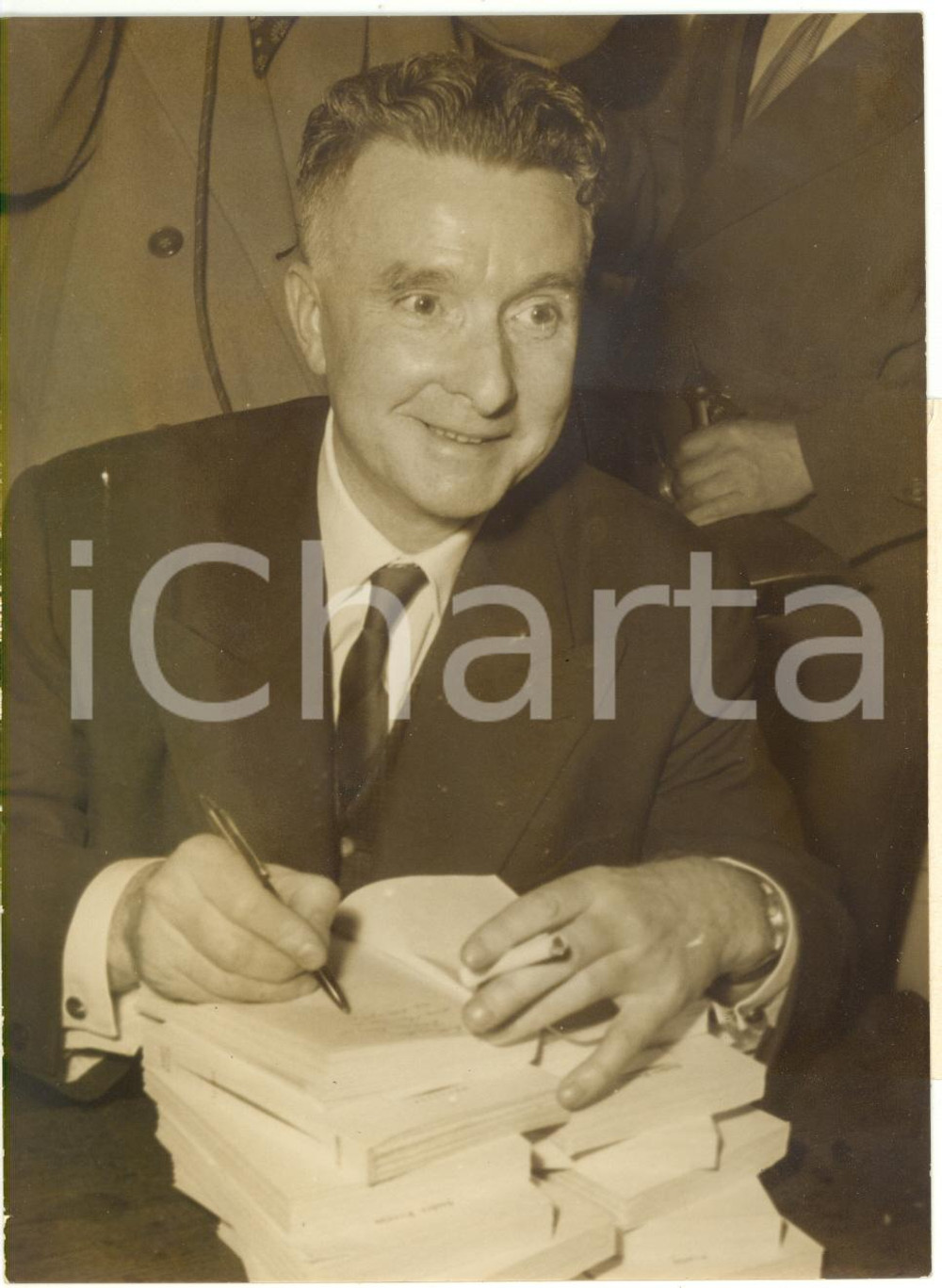 Fotografia d epoca originale 1956 PARIS Prix Renaudot  AndrÃ© PERRIN signe son livre Le PÃ¨re Photo 12x16 1