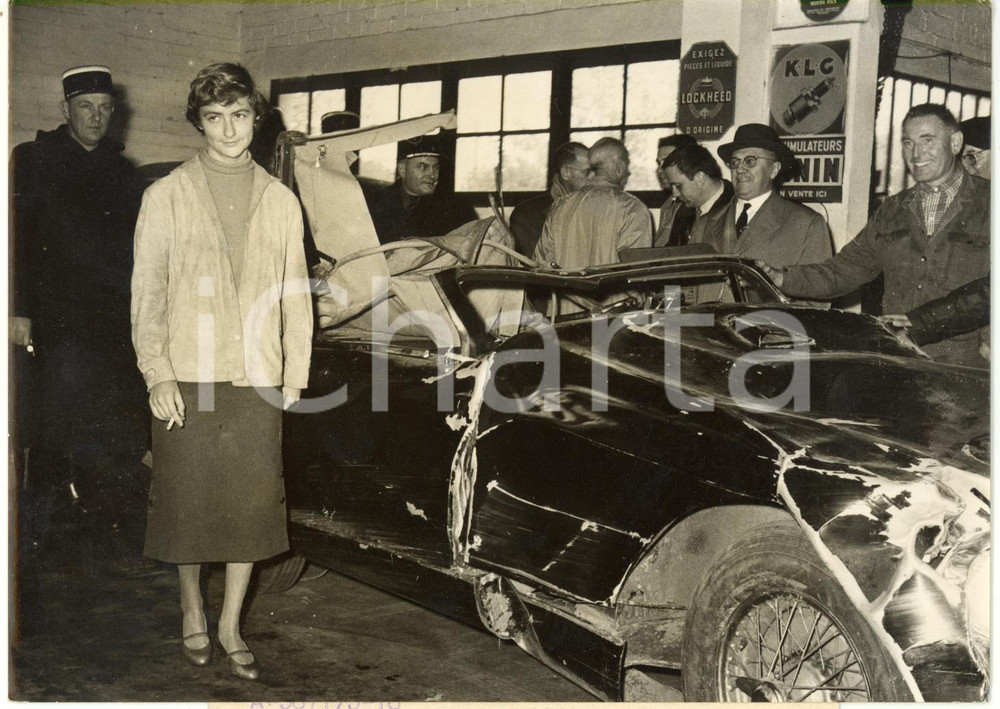 1957 FRANCE - Françoise SAGAN con i rottami della sua ASTON MARTIN *Foto 18x13 