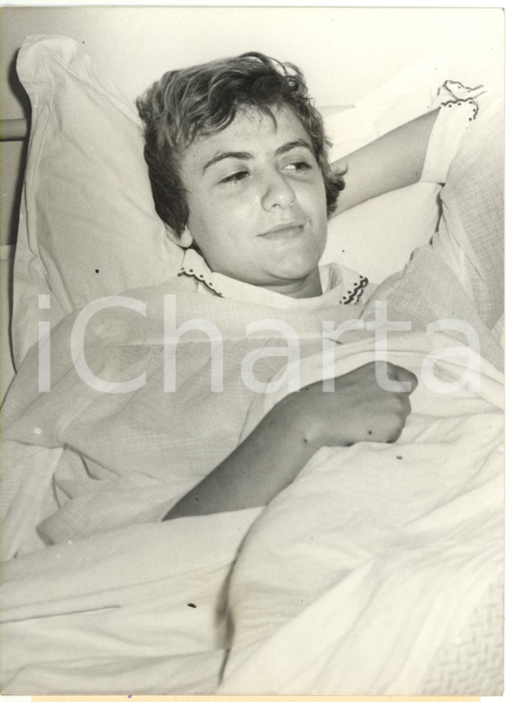 1957 FRANCE - Françoise SAGAN in ospedale dopo incidente automobilistico *Foto