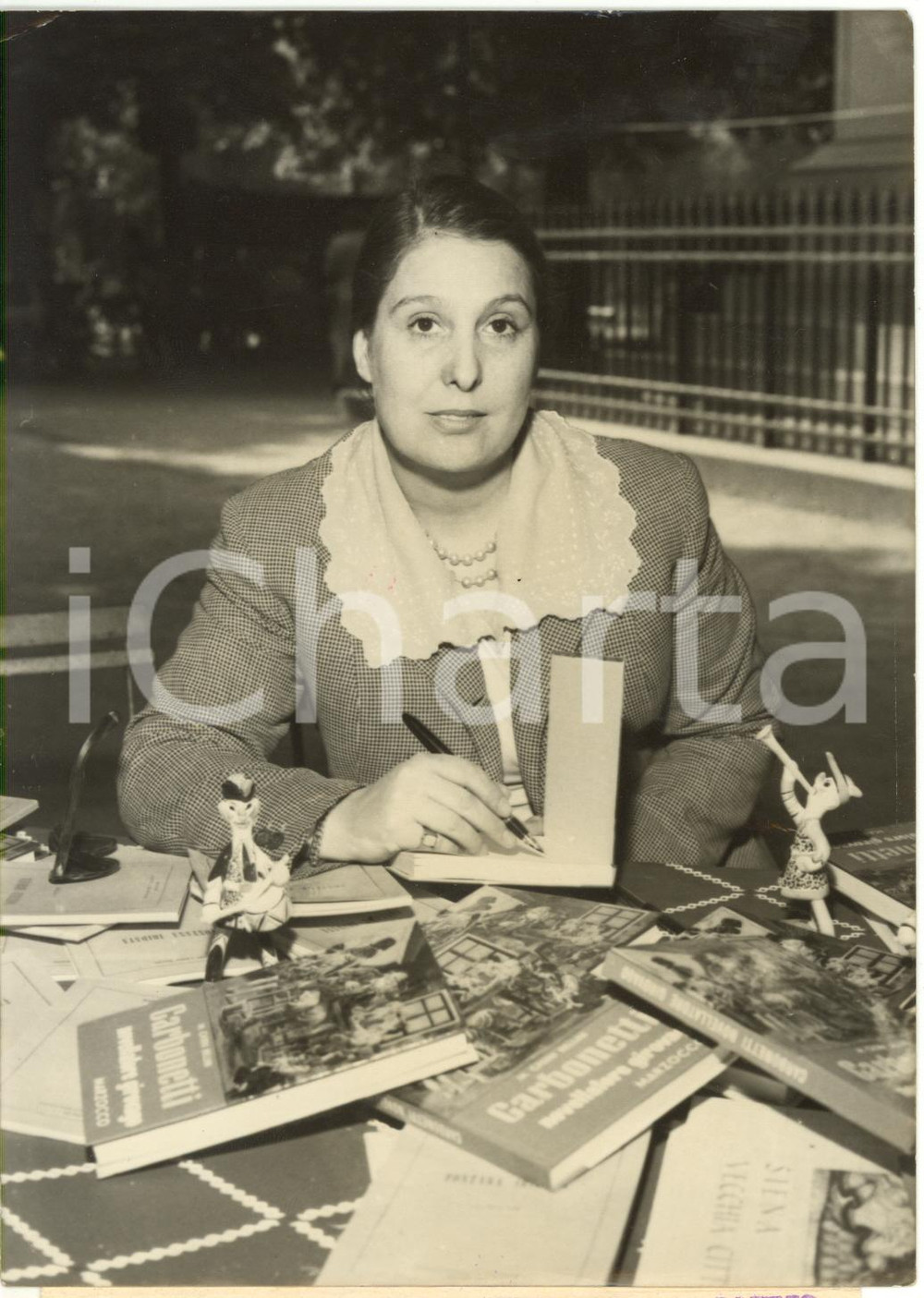 1957 PARIS Place des Vosges - Mary CASINI à la foire aux poètes *Photo 