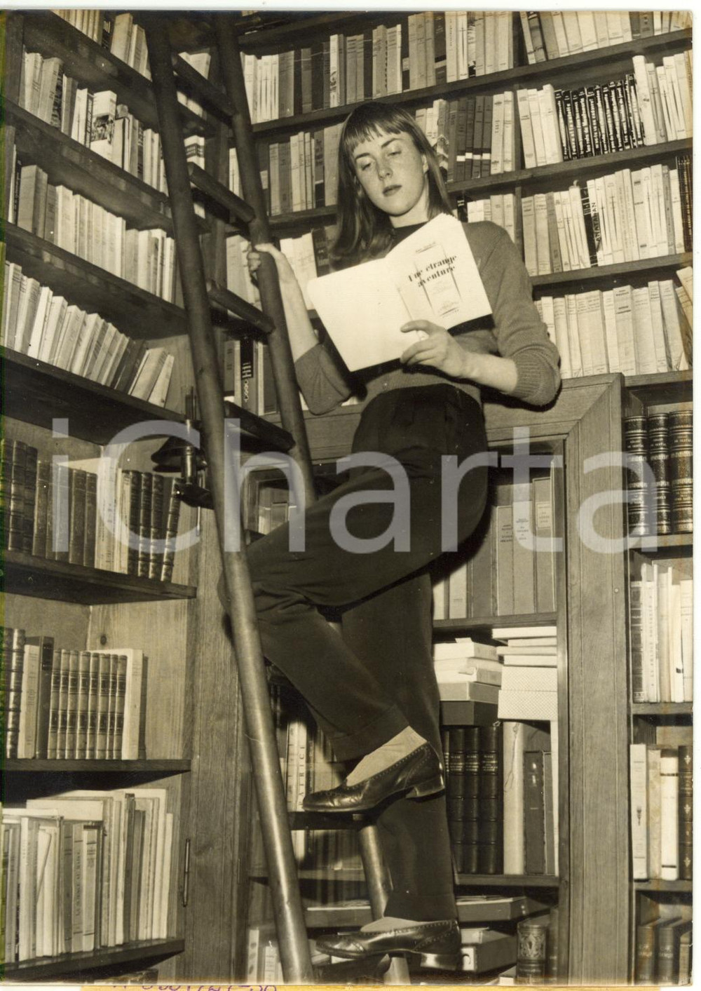 1957 PARIS - Jane GASKELL avec son livre "Une étrange aventure" *Photo 13x18 cm