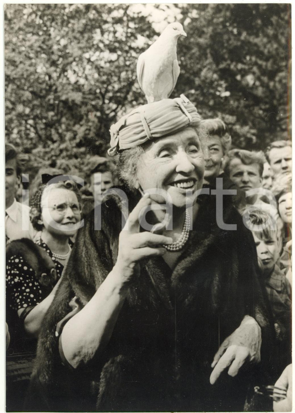 1957 STOCKHOLM Manillaskolan - Helen KELLER with a dove upon her head *Photo