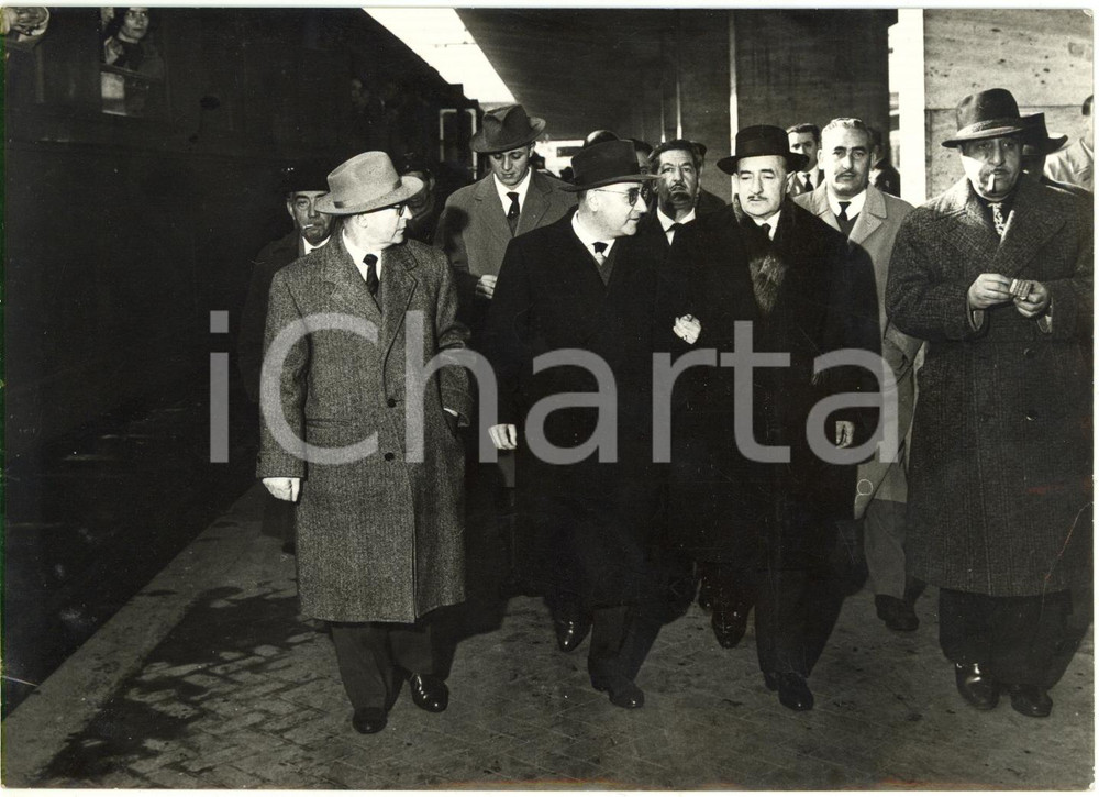 1960 MESSINA - Salvatore QUASIMODO accolto dal rettore Salvatore PUGLIATTI *Foto